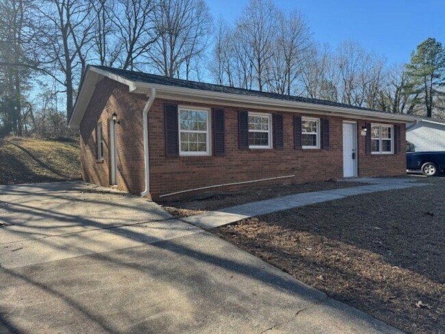 Building Photo - ****** HALF OFF FIRST FULL MONTH OF RENT!! ******