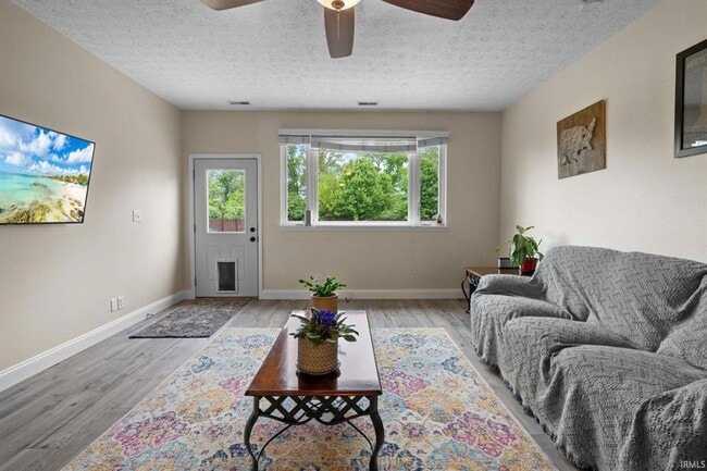 Building Photo - 3BR + Den + Biggest Fenced Yard in Neighbo...