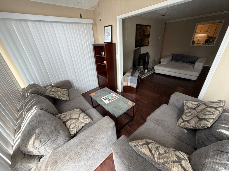 Building Photo - Room in Condo on Brockett Pl