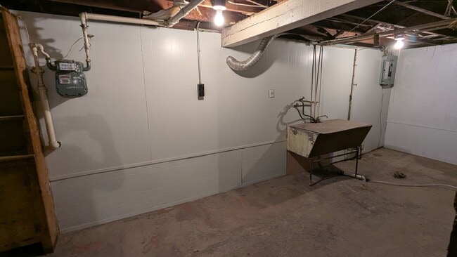 Building Photo - Newly renovated gem located in Akron