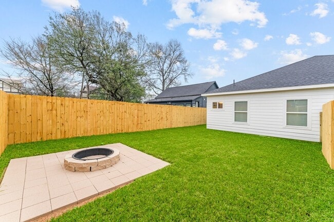 Building Photo - 402 W Stewart St