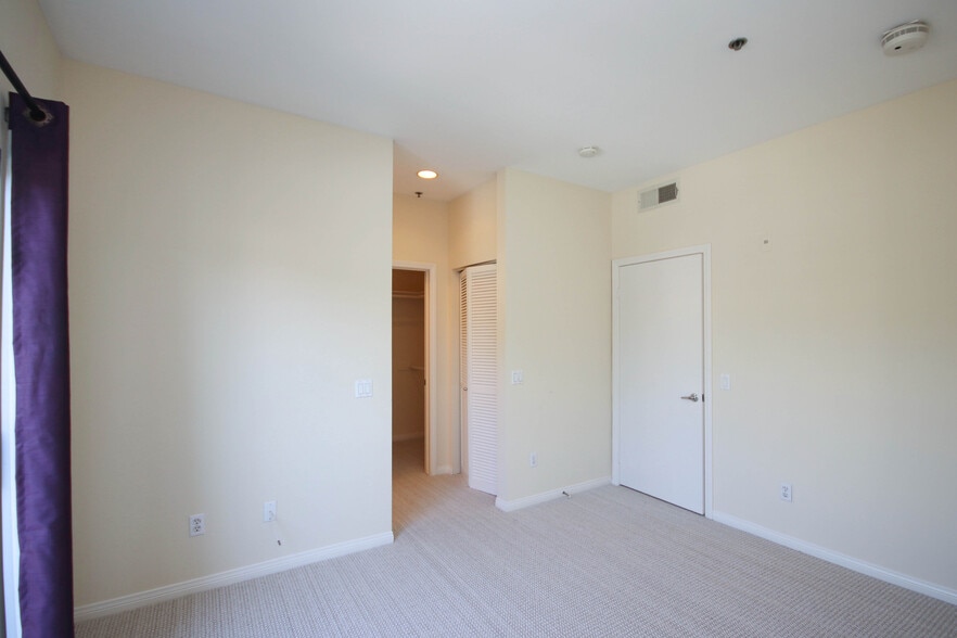 Building Photo - 111 S Oak Knoll Ave