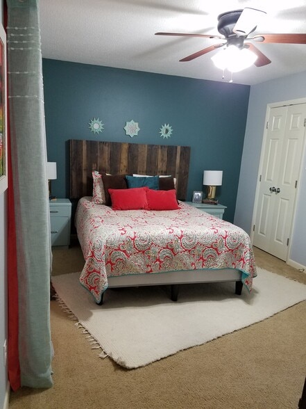 Master Bedroom, walk-in closet, en suite. - 2016 Lakemeadow Dr