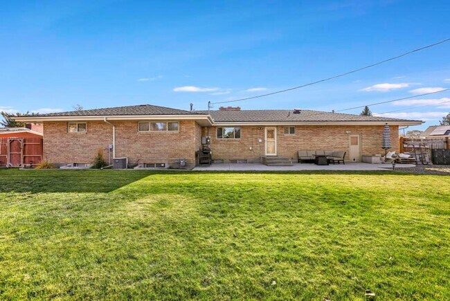 Building Photo - 216 Diana Dr