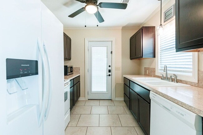 Building Photo - Cute 2 Bedroom Close to Texas Tech