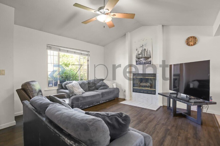 Building Photo - 2847 Hillcrest St