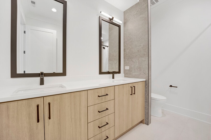 Building Photo - 4920 N Lincoln Ave