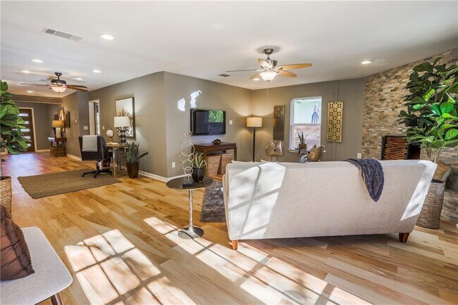 Building Photo - 407 W Odell St