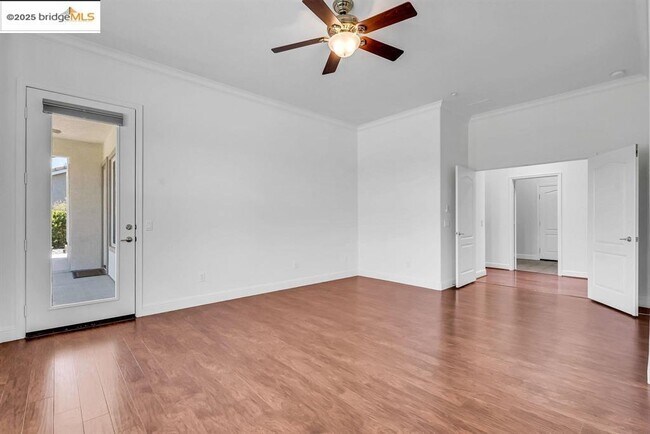 Building Photo - 909 Suntan Ln