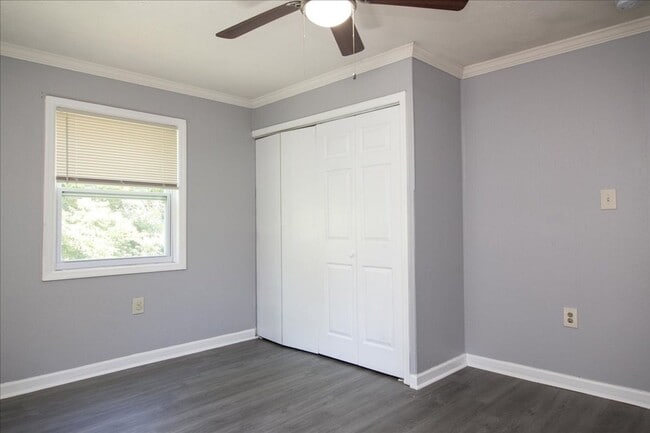 Building Photo - 3bd/1ba w/ Side Porch and Fully Fenced In Backyard!