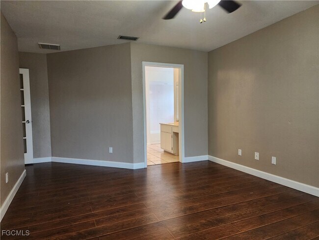Building Photo - 612 SW 8th Ct