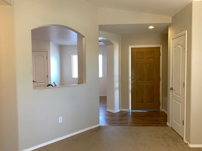 Building Photo - 3Bdm 2Ba Home, Popular Location, Available...