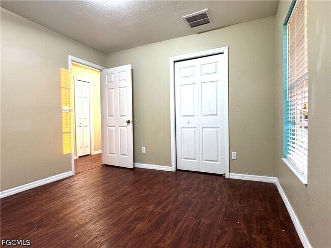 Building Photo - 117 Shadow Lakes Dr