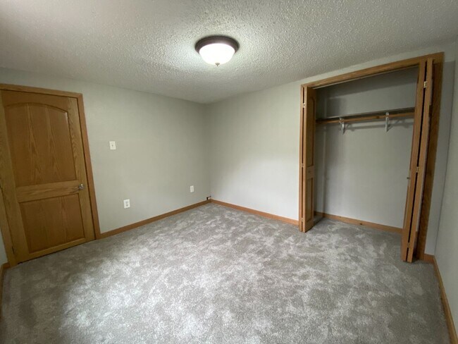 Building Photo - 4 Bedroom Townhome by Moorhead High School!
