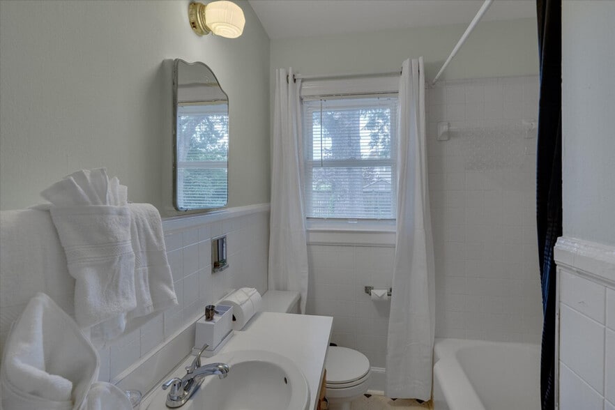 Building Photo - 1001 Watts St