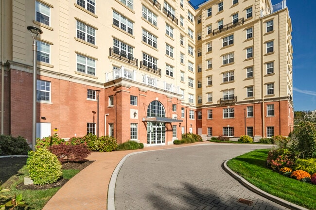 Building Photo - 10 Byron Pl