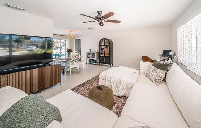 Building Photo - 2180 Dolphin Blvd S