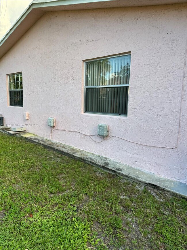 Building Photo - 6027 SW 36th Ct