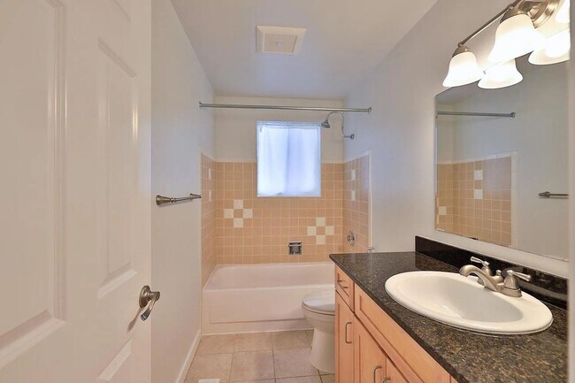 Building Photo - Remodeled Bellevue Home