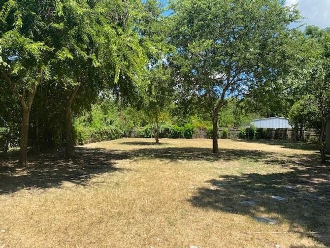 Building Photo - Circle S Rd.