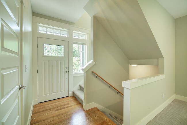 Building Photo - 3Bd/3.25Ba Kirkland Townhome