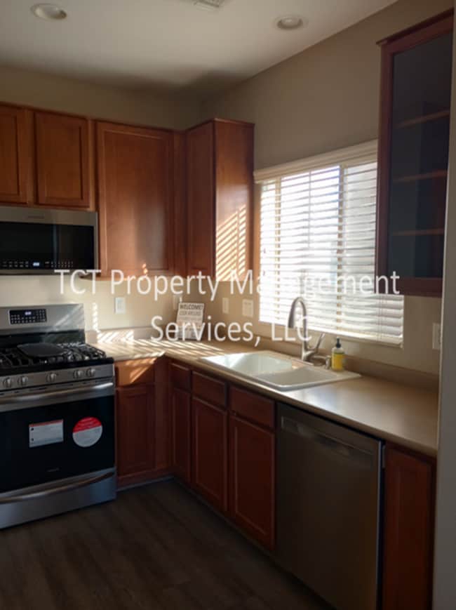Building Photo - 3 Bed/2.5 Bath Home with Newer Paint, Floo...