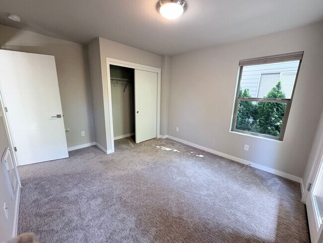 Building Photo - Stunning Home with Great Views