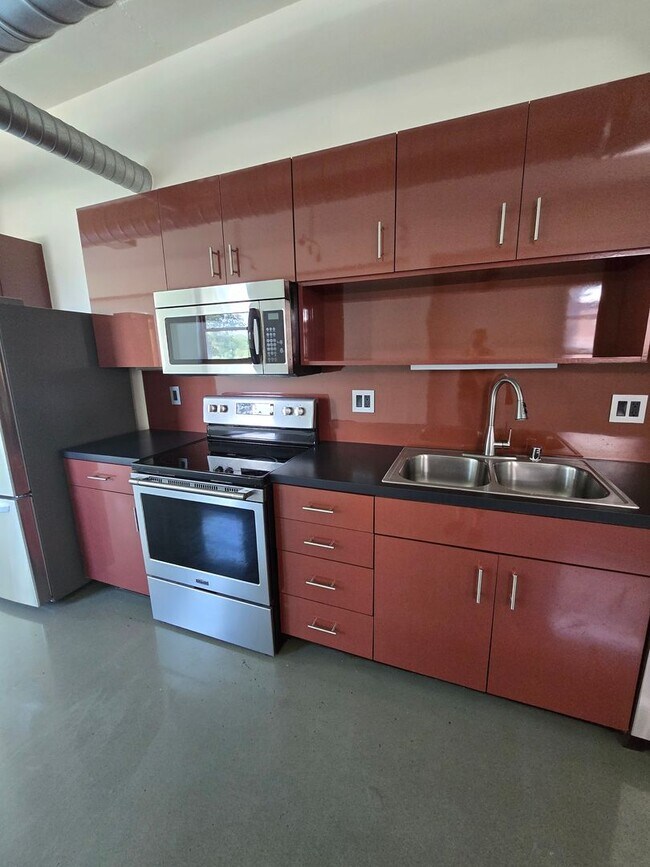 Building Photo - Beautiful 2BR , 2BA 2nd floor loft in East...