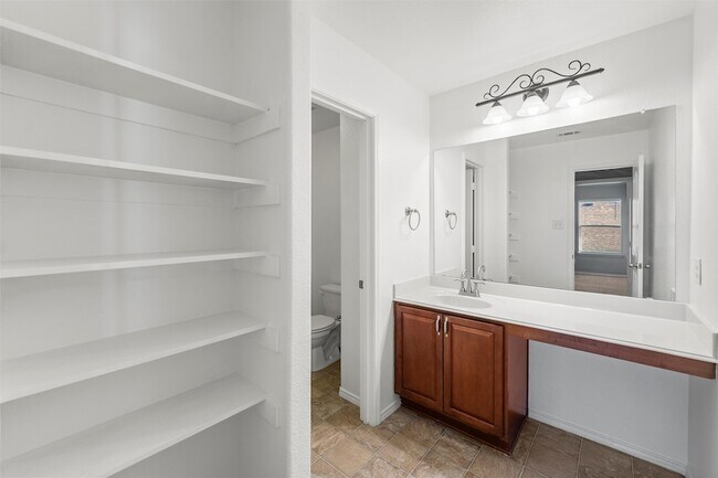 Building Photo - 500 Braewick Dr