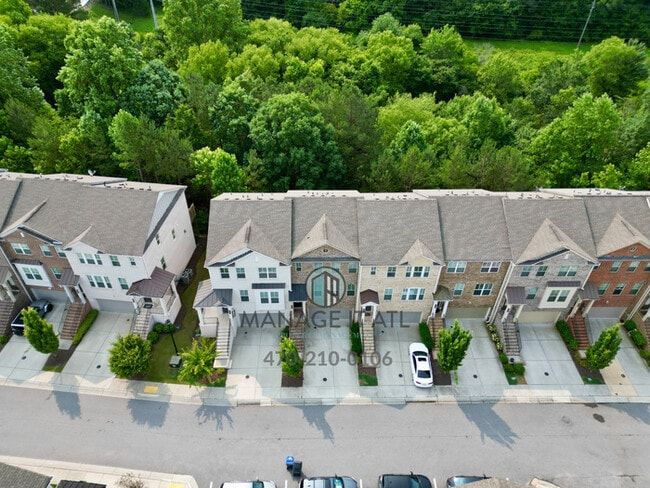 Building Photo - A beautifully maintained 3-bedroom, 3.5-ba...