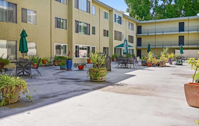 Building Photo - Adorable Remodeled Studio! Walk to Lake Merritt, Trader Joes, Whole Foods! Parking Included!