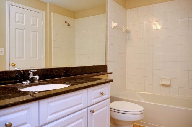 Building Photo - Capri at Hunters Creek - 2 WEEKS RENT FREE...
