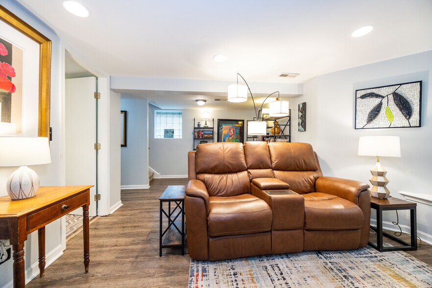Building Photo - 4836 N Oakley Ave