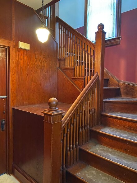 Foyer - 1003 N Division St
