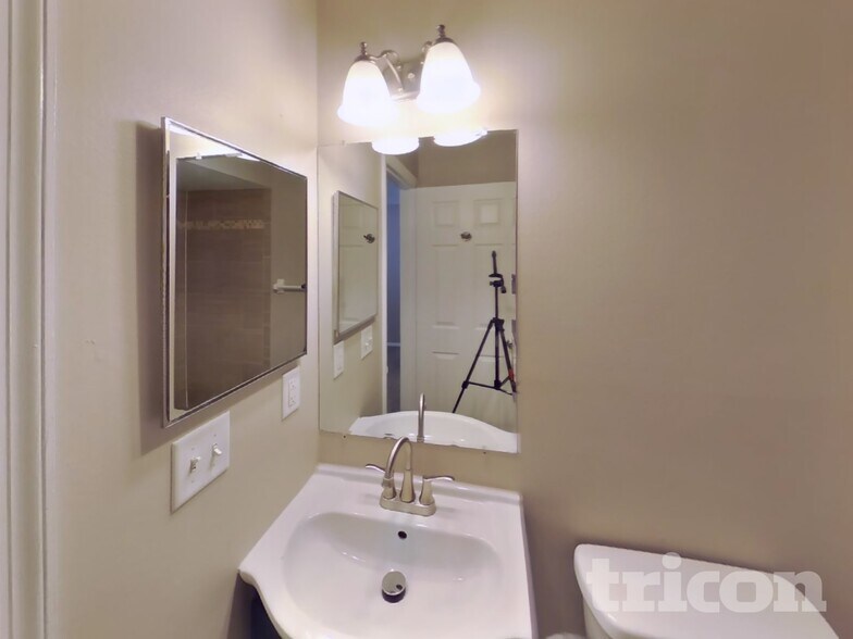 Building Photo - 10919 Livingston Dr