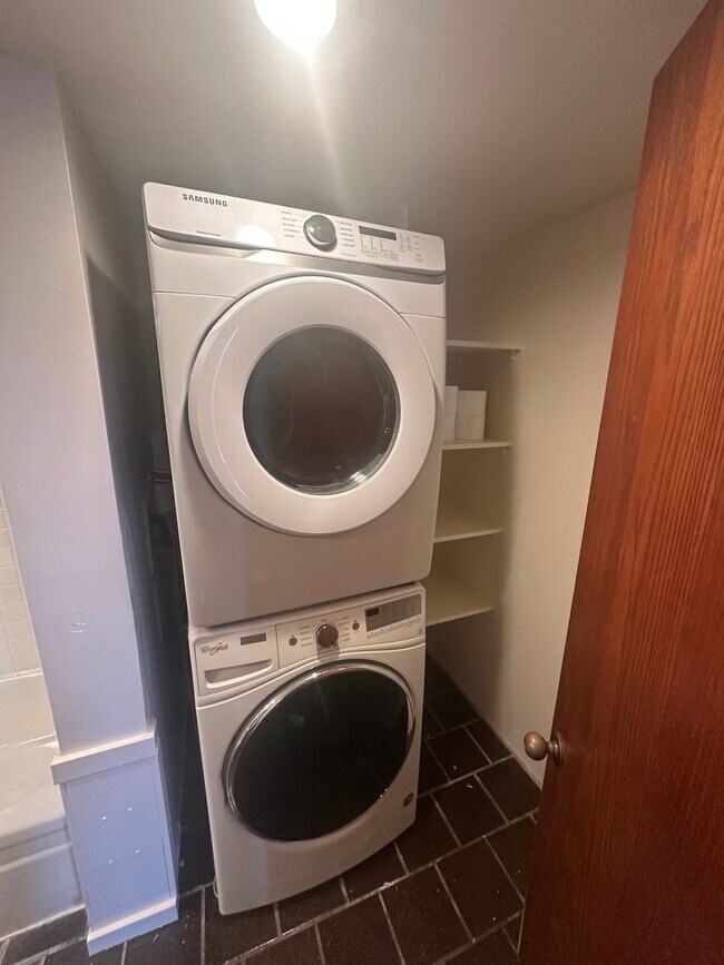 Building Photo - **PET FREINDLY** 2 BD / 1 BA Unit in Honolulu!