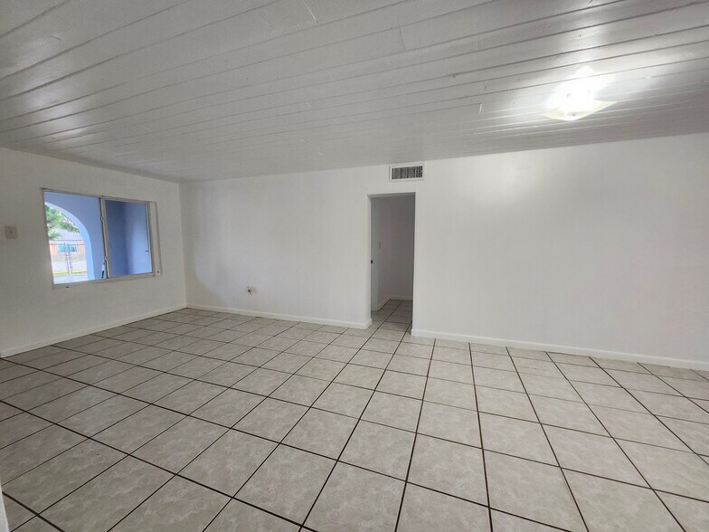 Building Photo - 8883 SW 126th Ter