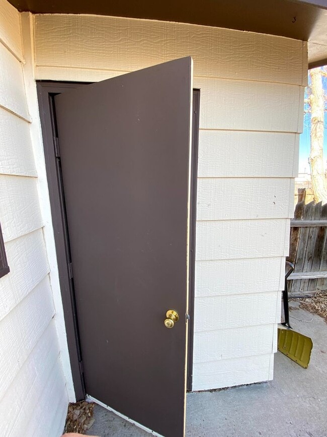 Building Photo - 3 Bedroom, 1.5 Bathroom Townhouse Next to High School and Middle School