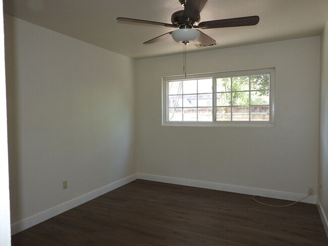 Building Photo - Large 3bd