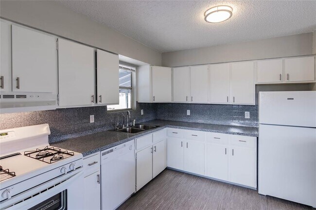 Building Photo - 207 N Cougar Ave