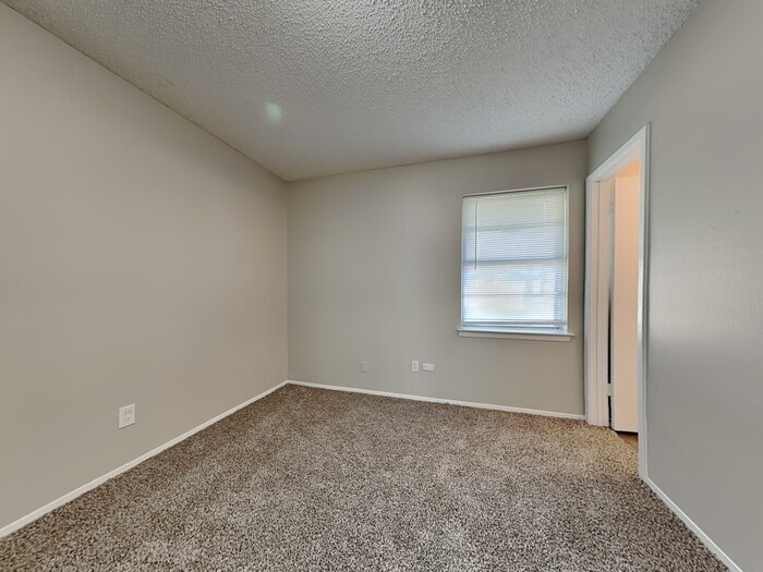 Building Photo - 2515 Wanda Dr