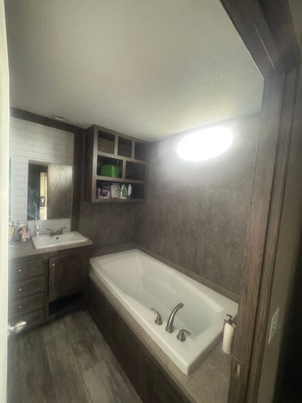 Building Photo - 8220 Pinecrest Dr