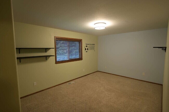 Building Photo - Single level, 3+ bed 3 bath, 2,932 sf home on 1.23 acres in Sequim