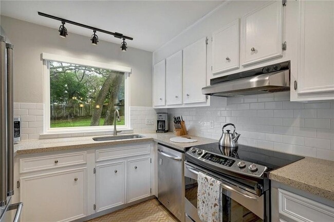 Building Photo - 9405 Caracas Dr