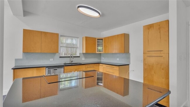 Building Photo - 2128 Sycamore Dr