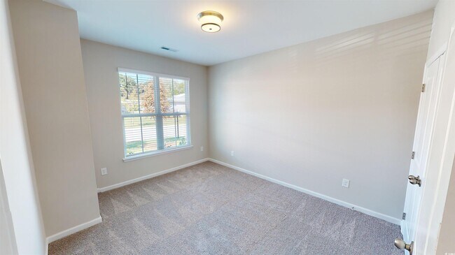 Building Photo - 86 Racquet Club Dr