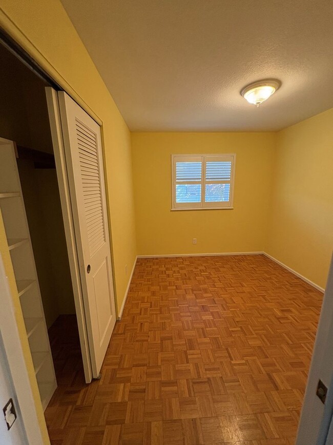 Building Photo - Three Bed Two Bath Arcata