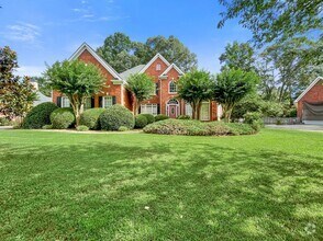 Building Photo - Beautiful Large 5 Bedroom Brick Home