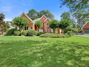 Building Photo - Beautiful Large 5 Bedroom Brick Home