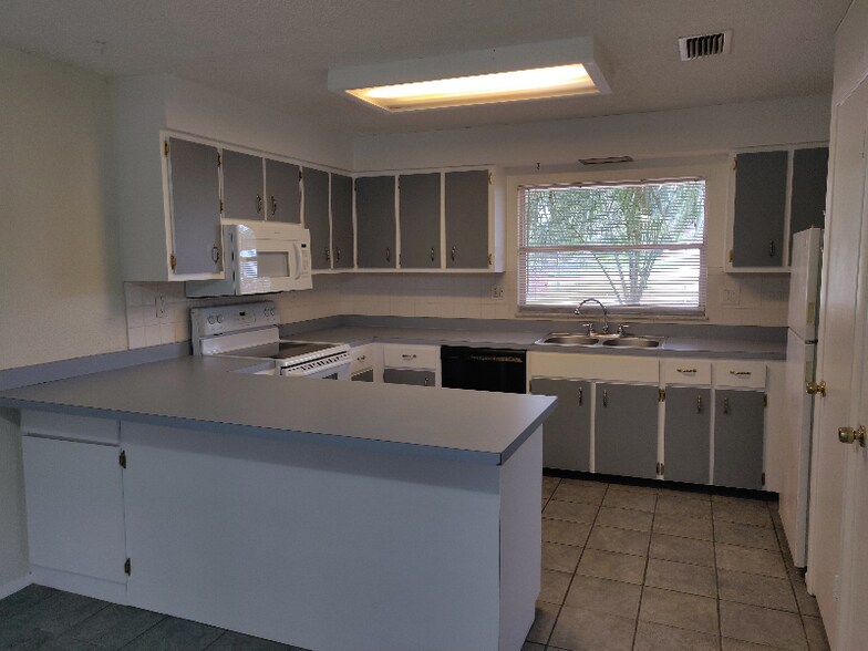 Building Photo - 1737 Vivian Ct